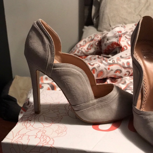 Heels - Picture 2 of 3